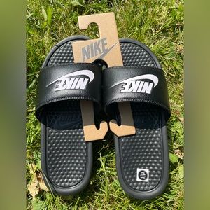 (SOLD) Unisex Nike Slides